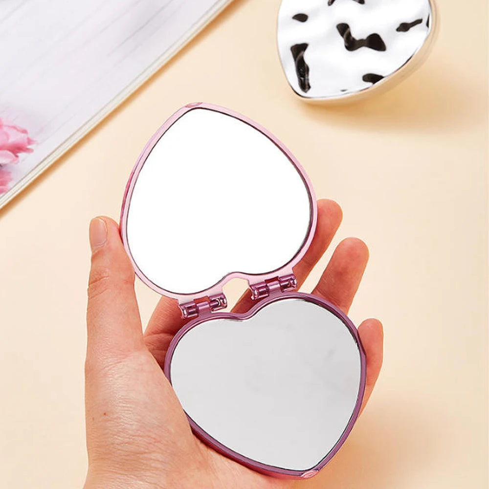 Herzförmiger Mini Make-up Spiegel – Klappbar, Tragbar & Doppelseitig mit Magnetverschluss